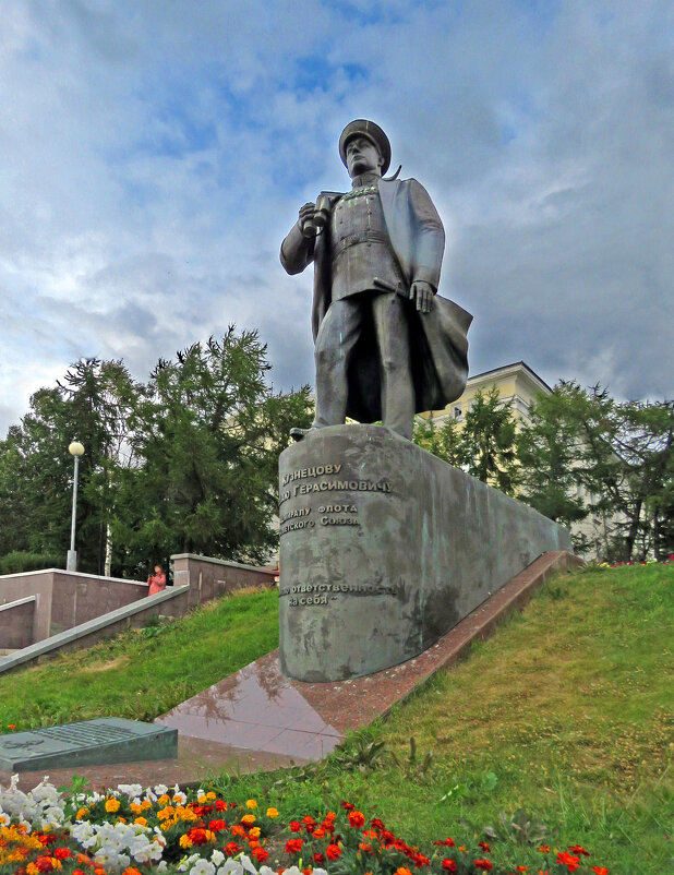 Памятник адмиралу Н. Г. Кузнецову. - ИРЭН@ .