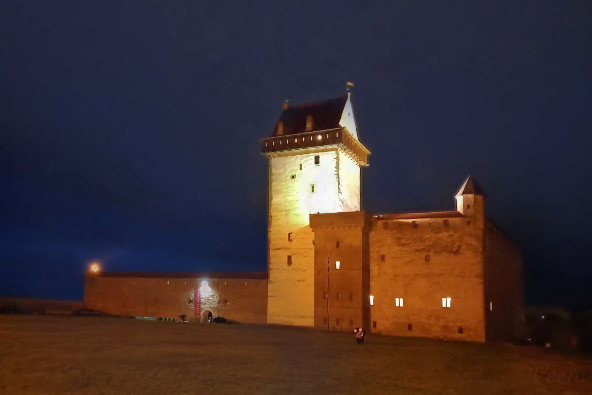 Вечерний Нарвский замок, башня Длинный Герман - veera v