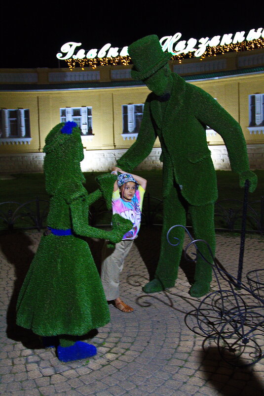 Девочка и зеленные человечки - M Marikfoto
