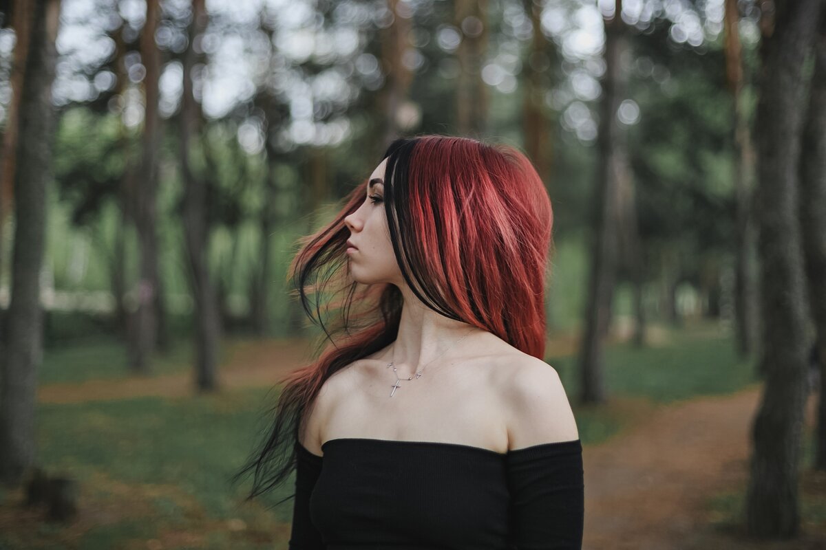 Девушка в лесу - Елена Саливон
