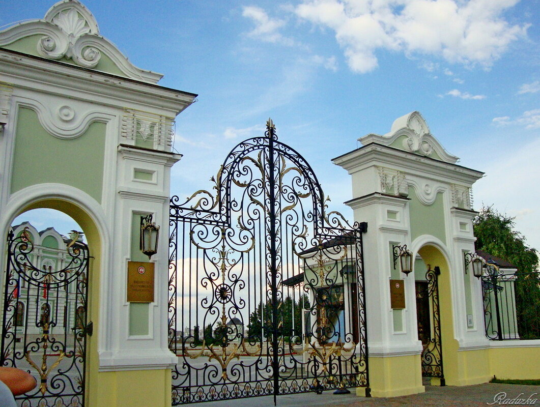 За воротами - бывший Губернаторский дворец - Raduzka (Надежда Веркина)