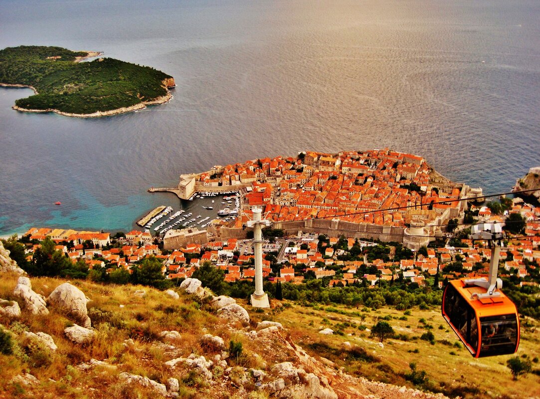 Вид на Дубровник и остров Локрум с подъемника на гору Срдж - Aida10 