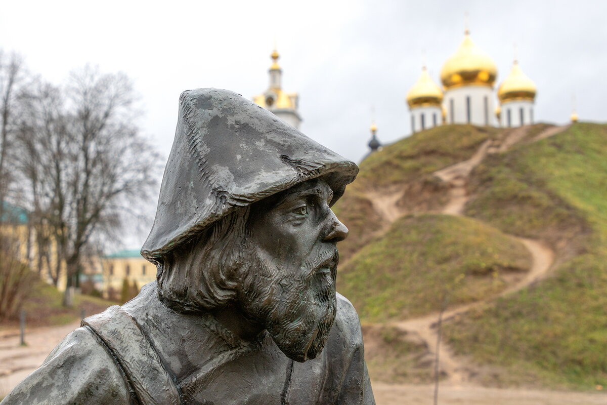 Каждый побывавший в Дмитрове видел скульптуру этого странника. - Анатолий. Chesnavik.