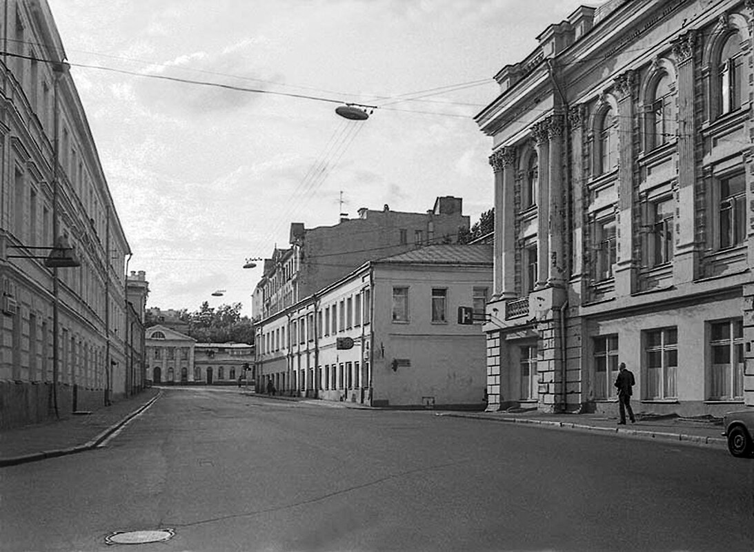 Москва. СССР. Улица Ленивка (в сторону Волхонки) в рабочий полдень. - Игорь Олегович Кравченко