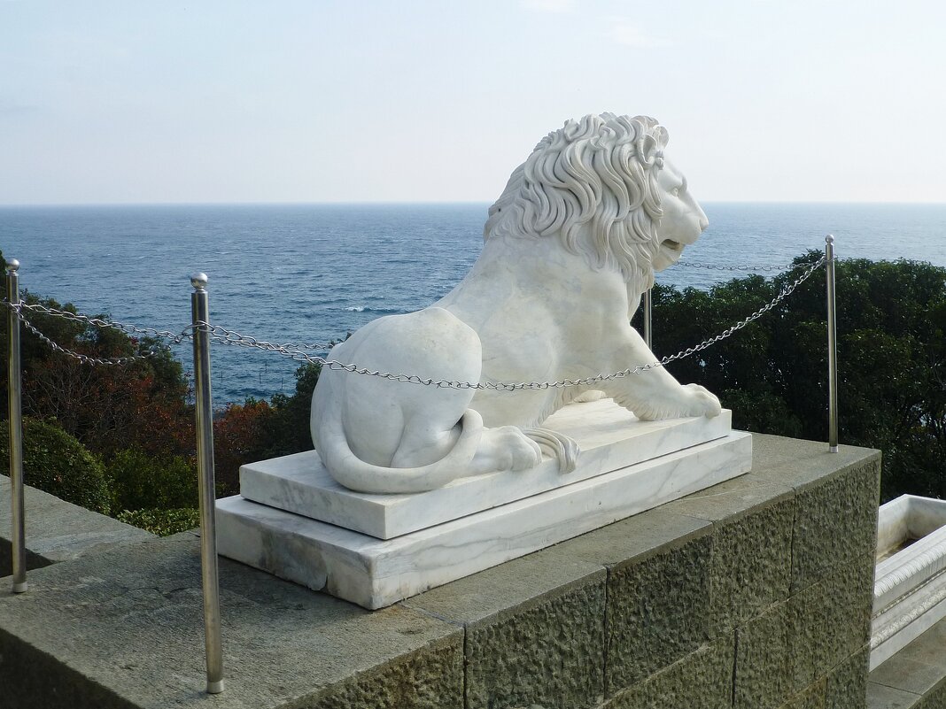 Лев на лестнице, ведущей от моря к южному входу Воронцовского дворца. - Лидия Бусурина