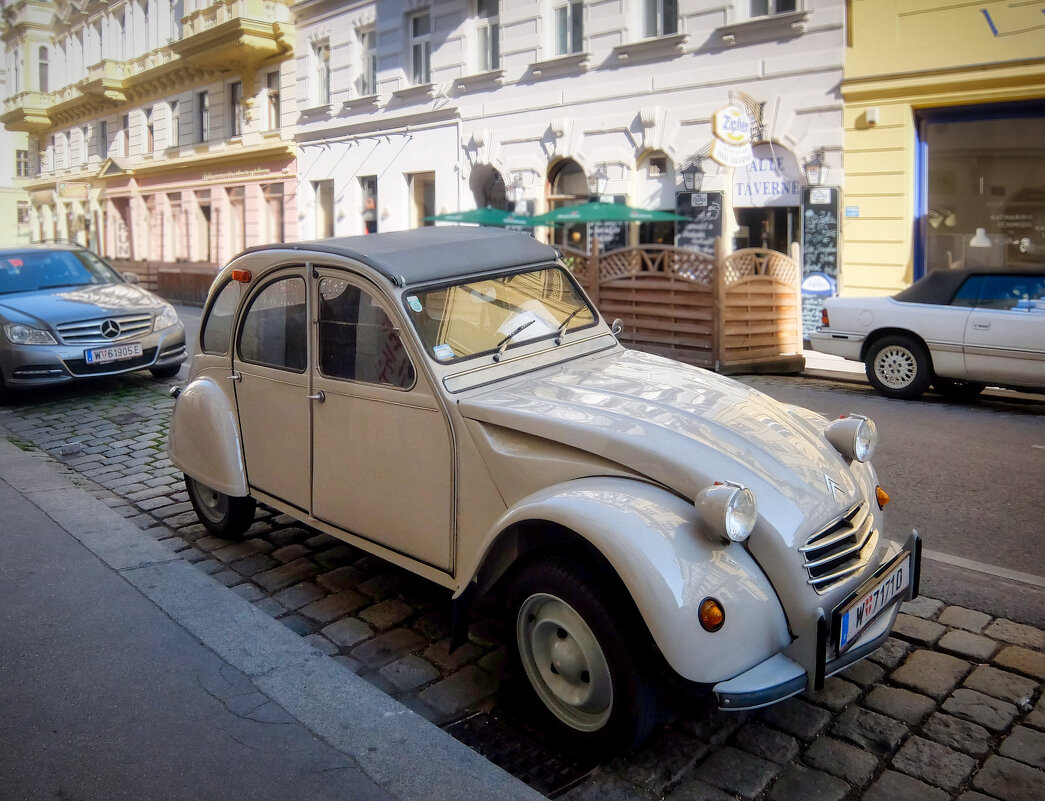 Старое авто на улице Вены. - Олег Кузовлев
