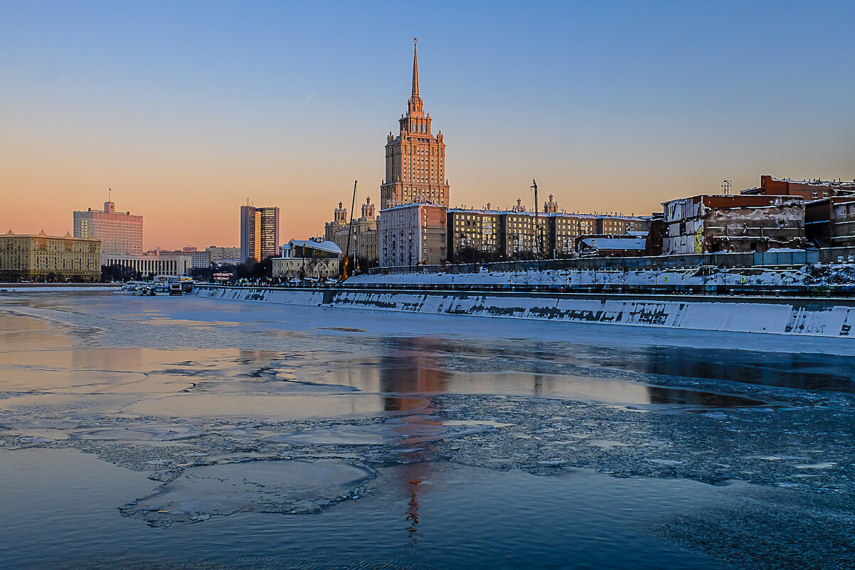 Река Москва начала замерзать - Георгий А