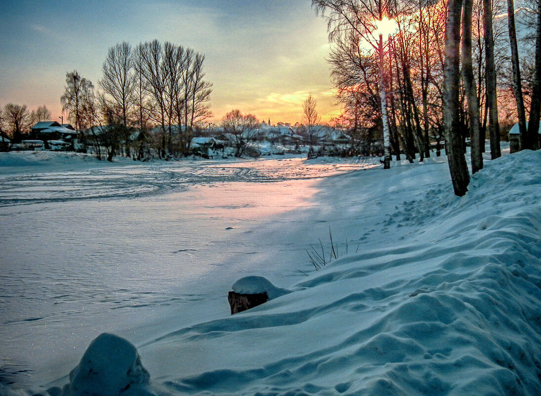 Покровы снежные окрашены закатом - Юрий Велицкий