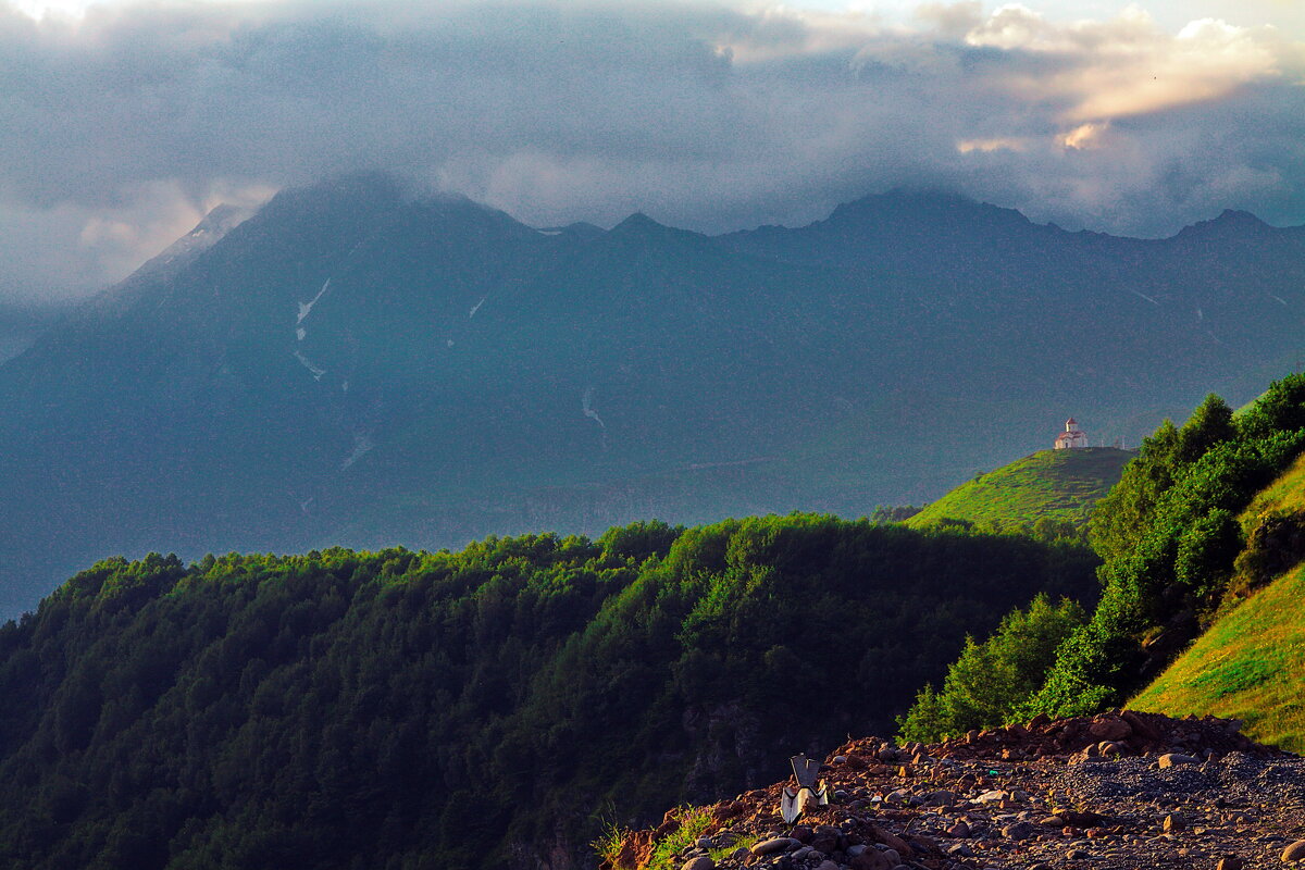 Пейзаж с храмом на горе. - M Marikfoto