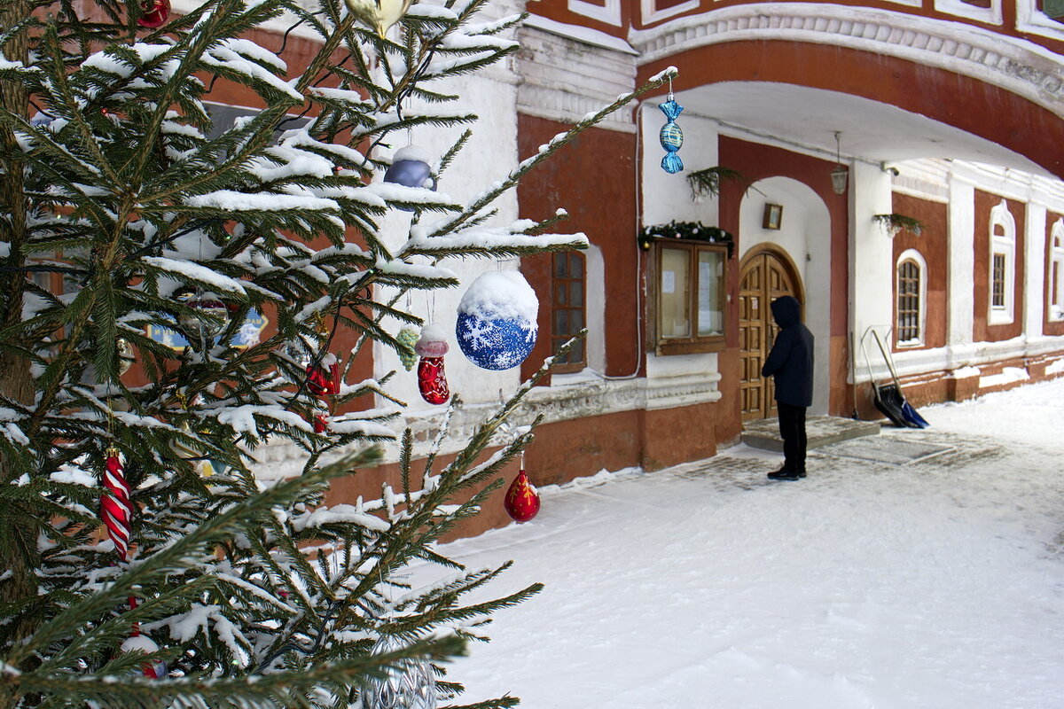 В новогодние праздники, у церкви Михаила Архангела в Ярославле - Николай Белавин