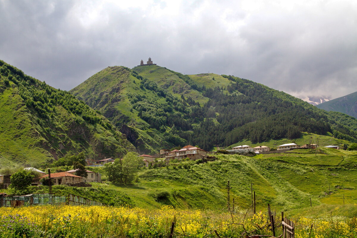 Селение с храмом на горе - M Marikfoto