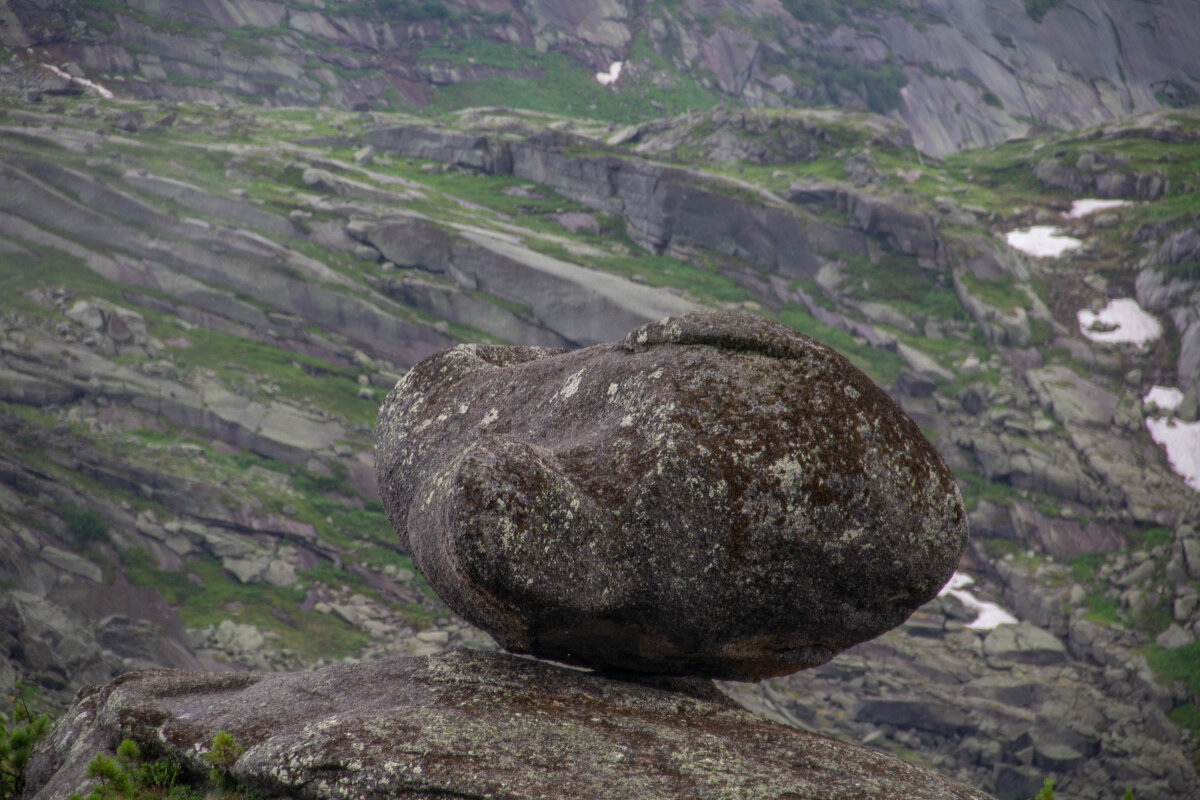 Ещё один висячий камень на перевале Спящий Саян - Владимир Кириченко