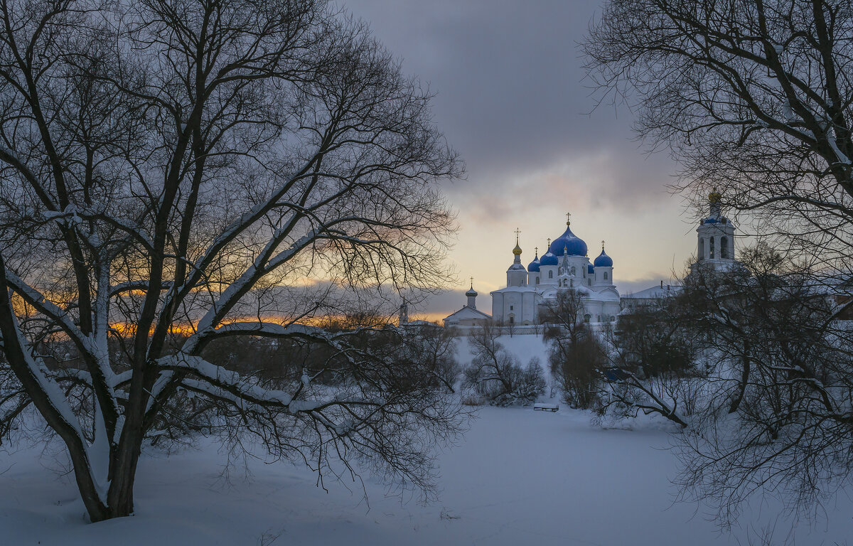 Свято-Боголюбский женский монастырь зимним вечером - Сергей Цветков