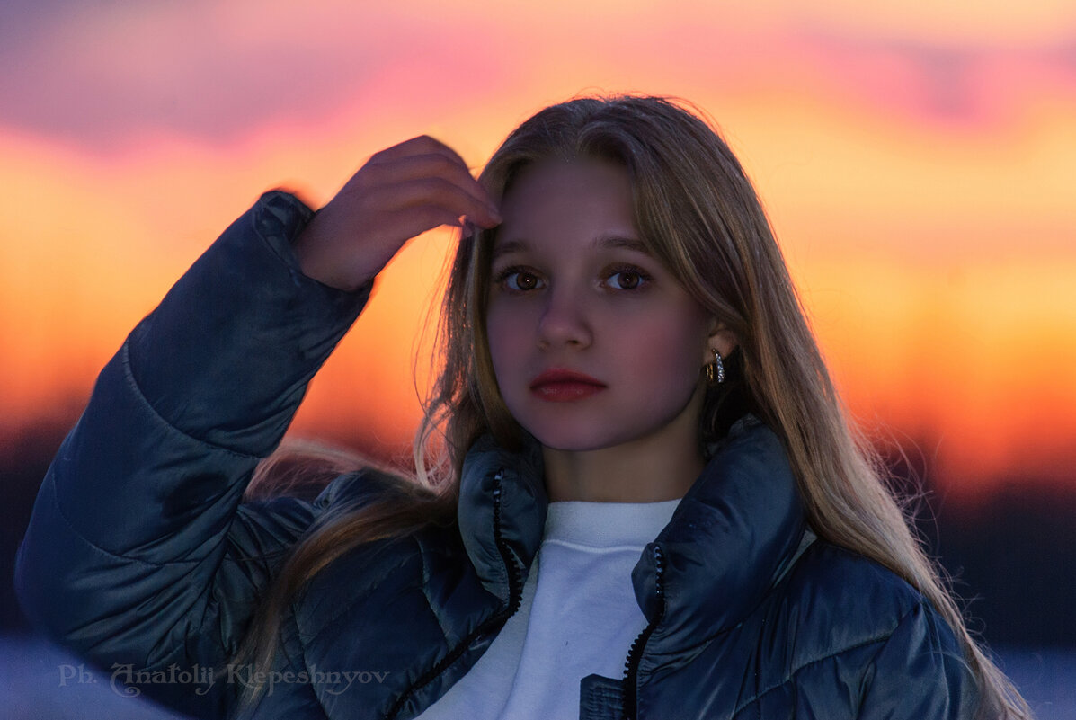 Спонтанный, зимний портрет девушки на закате дня - Анатолий Клепешнёв