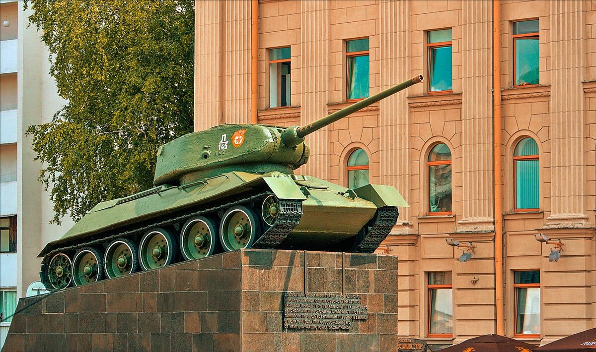 Памятник «Танк-освободитель» у Центрального дома офицеров ВС Беларуси  (№ 1) - Глeб ПЛATOB