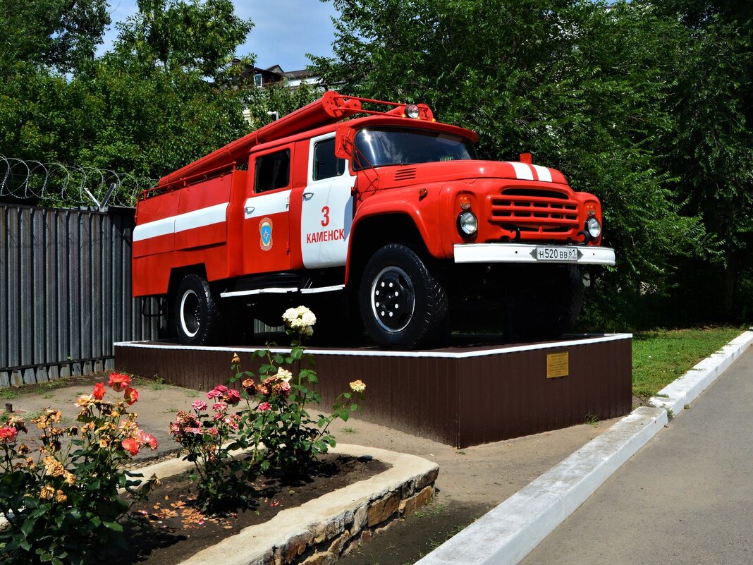 Каменск-Шахтинский. Памятник пожарному автомобилю АЦ - 40 (130) 63Б - Пётр Чернега