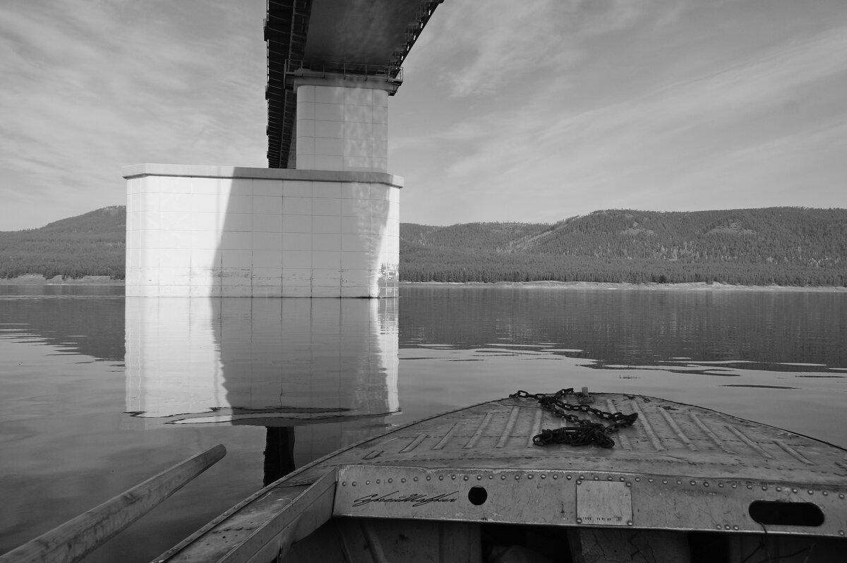 На лодке под мостом - Сергей Шаврин
