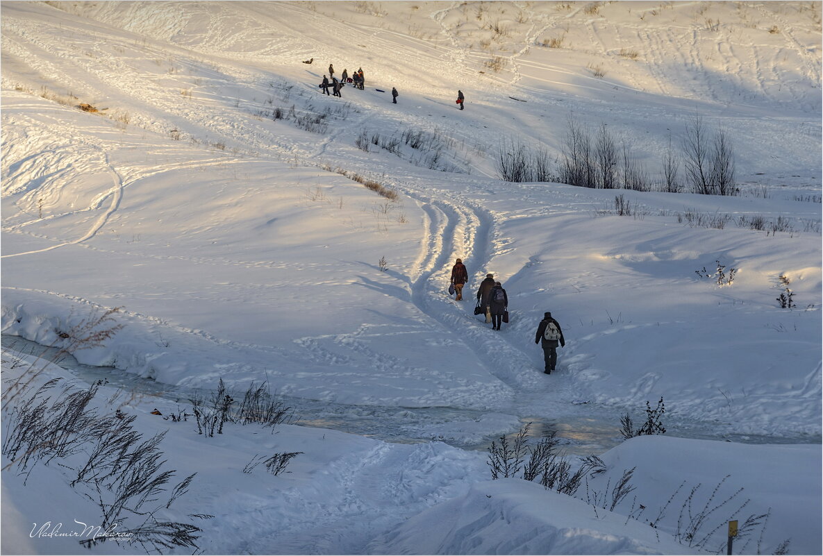 "По льду через речку. В город"© - Владимир Макаров