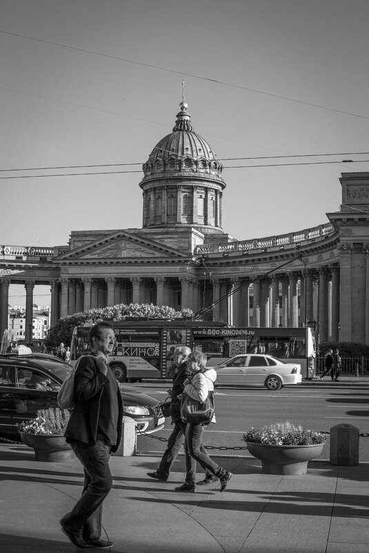 У Казанского собора - ВИТАЛИЙ ХРОМЫЧЁВ