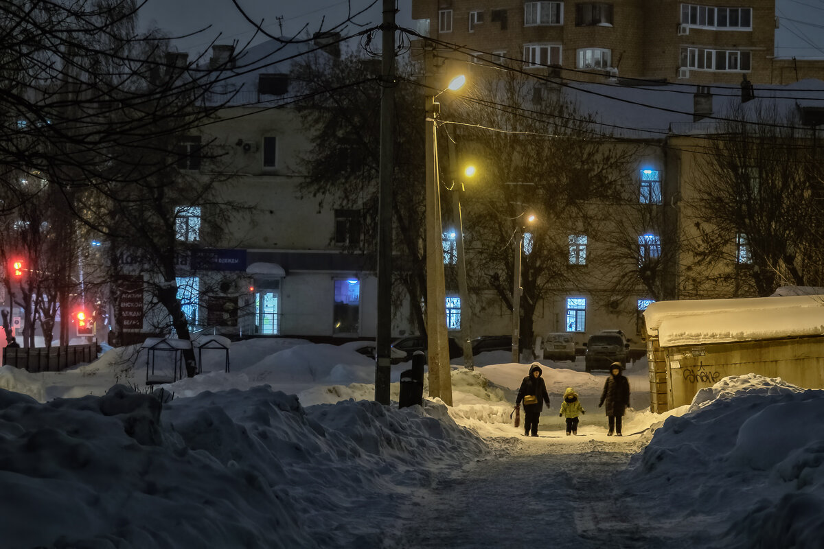 В старом дворе - Сергей Шатохин 