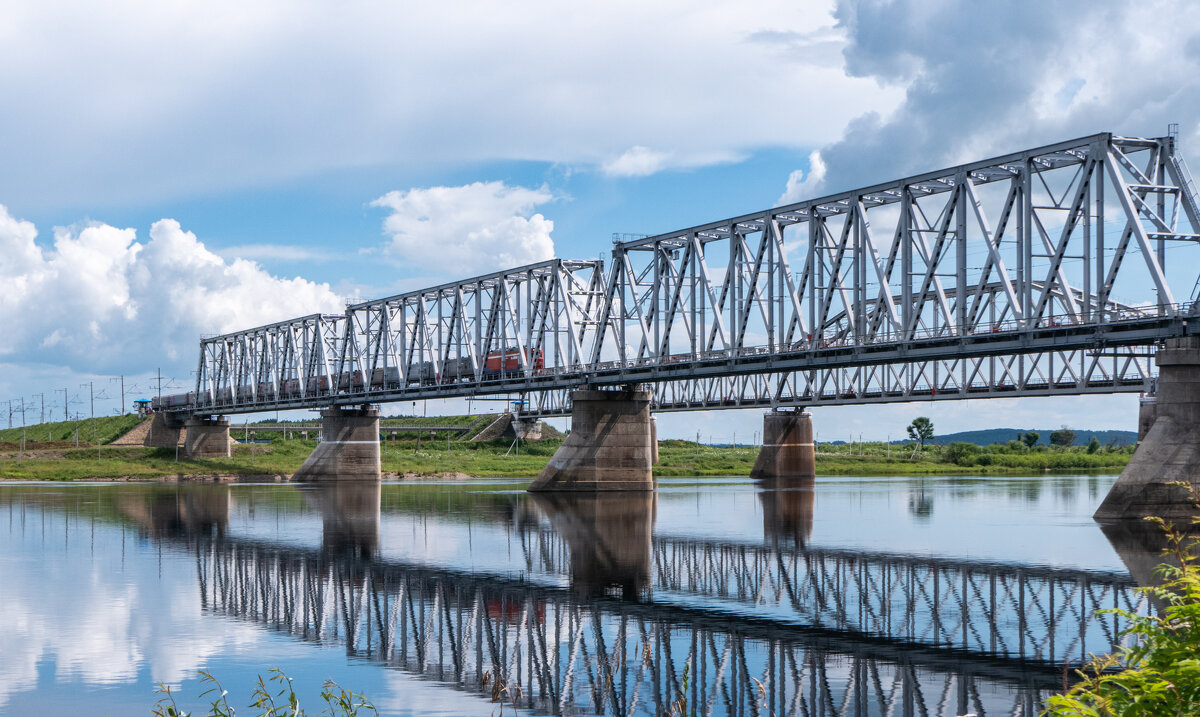 Мост в реке. - Игорь Иванов