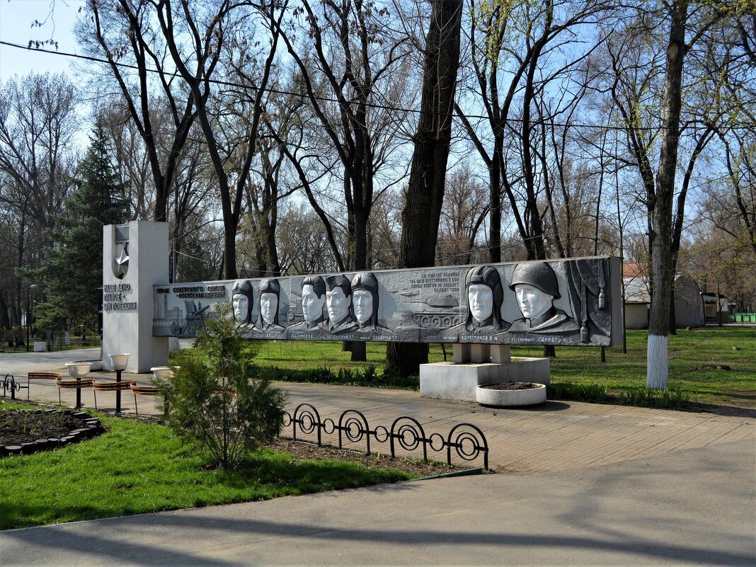 Ростов-на-Дону. Памятник Ростсельмашевцам - Героям Советского Союза. - Пётр Чернега