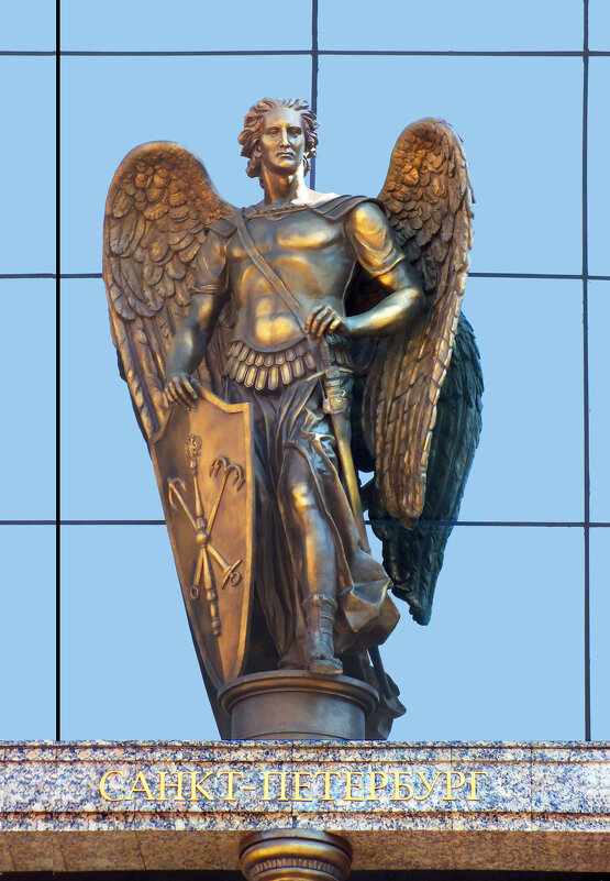 Фигура на фасаде бизнес-центра "Европа", символизирующая Санкт-Петербург - Стальбаум Юрий 