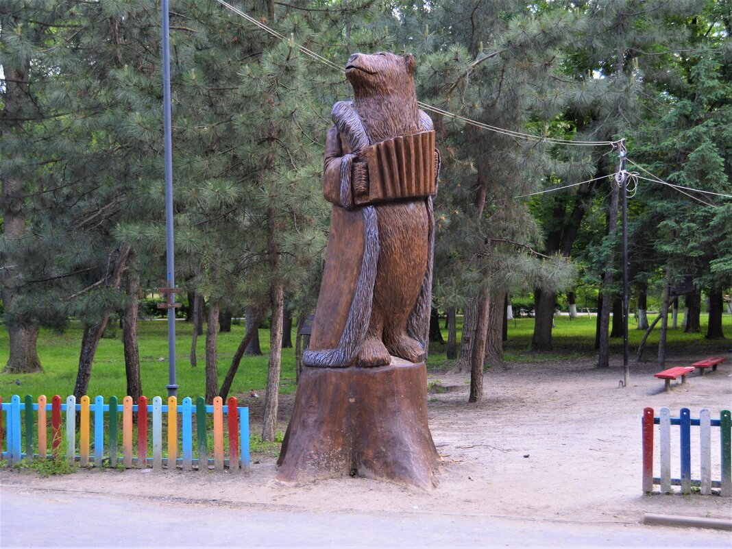 Ростов-на-Дону. Скульптура "Медведь с гармошкой". - Пётр Чернега