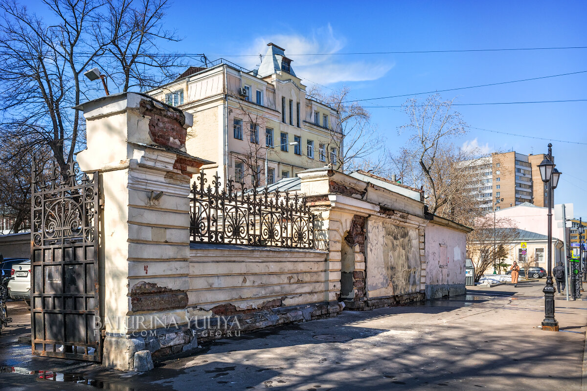 Ограда Департамента городского имущества - Юлия Батурина