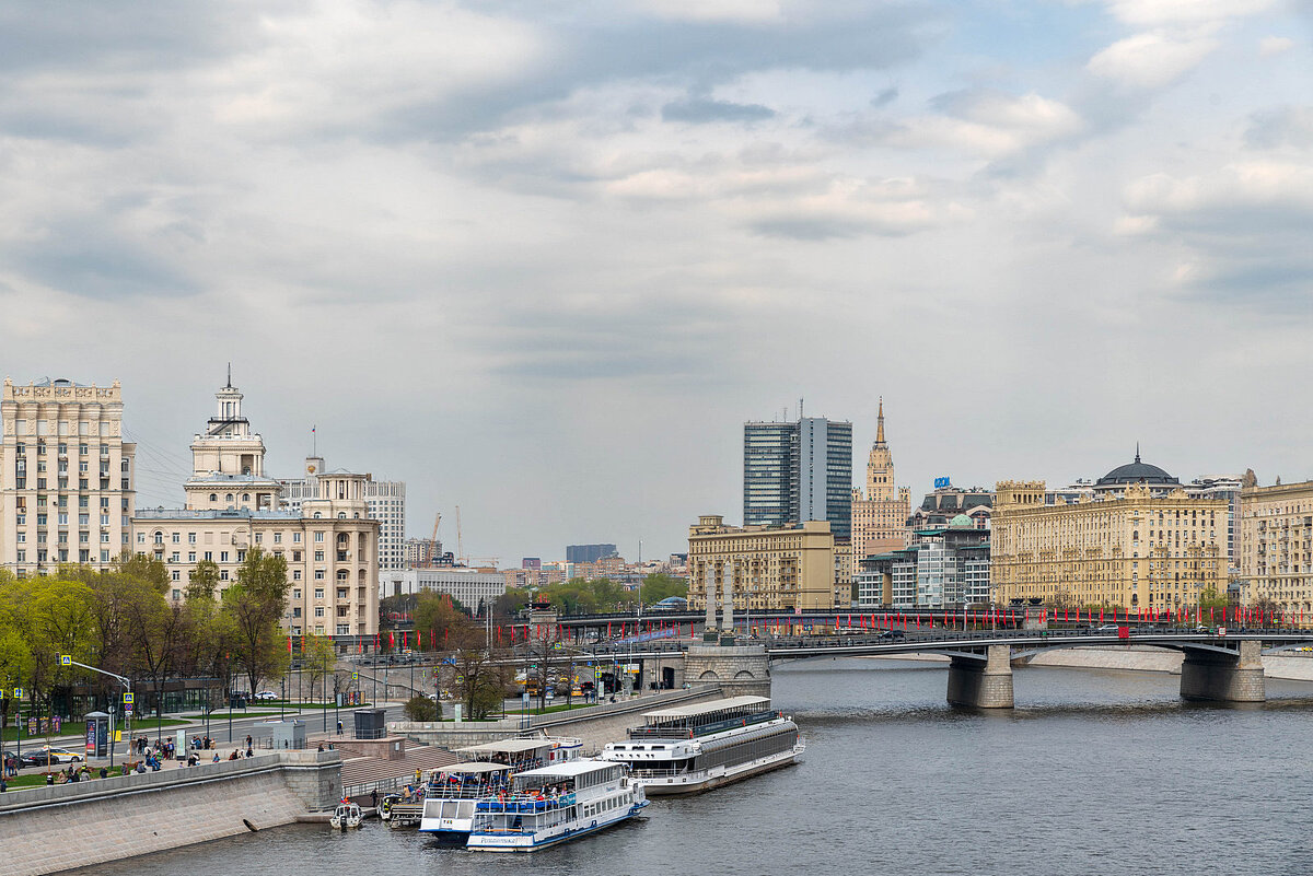Москва-река вид с моста Богдана Хмельницкого - Александр Орлов