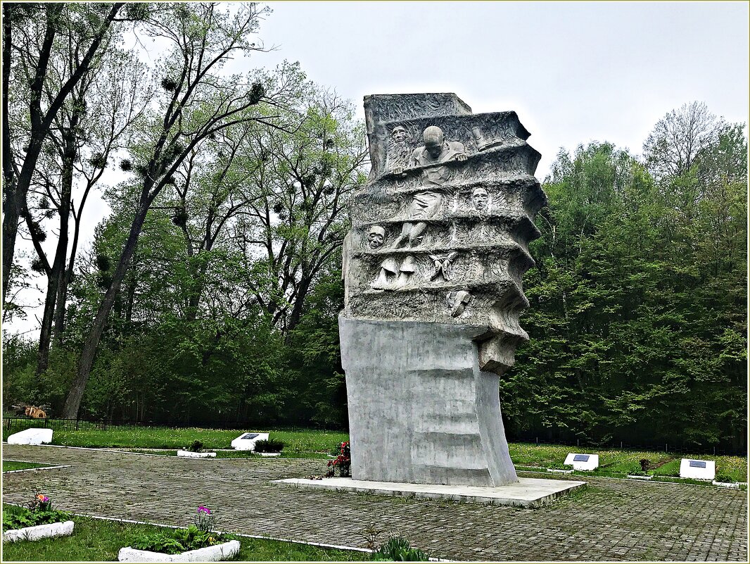 Памятник погибшим узникам  концлагеря. - Валерия Комова