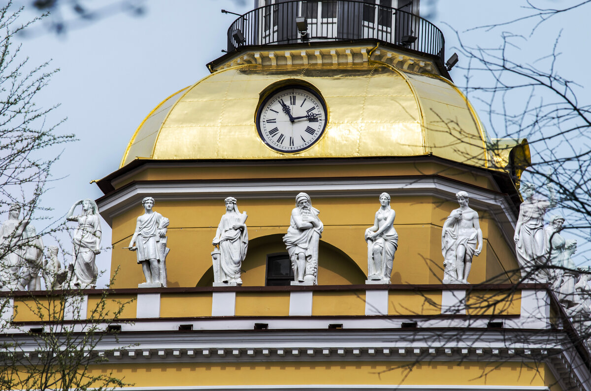 Часы на куполе и скульптура на галерее под шпилем Адмиралтейства - Стальбаум Юрий 