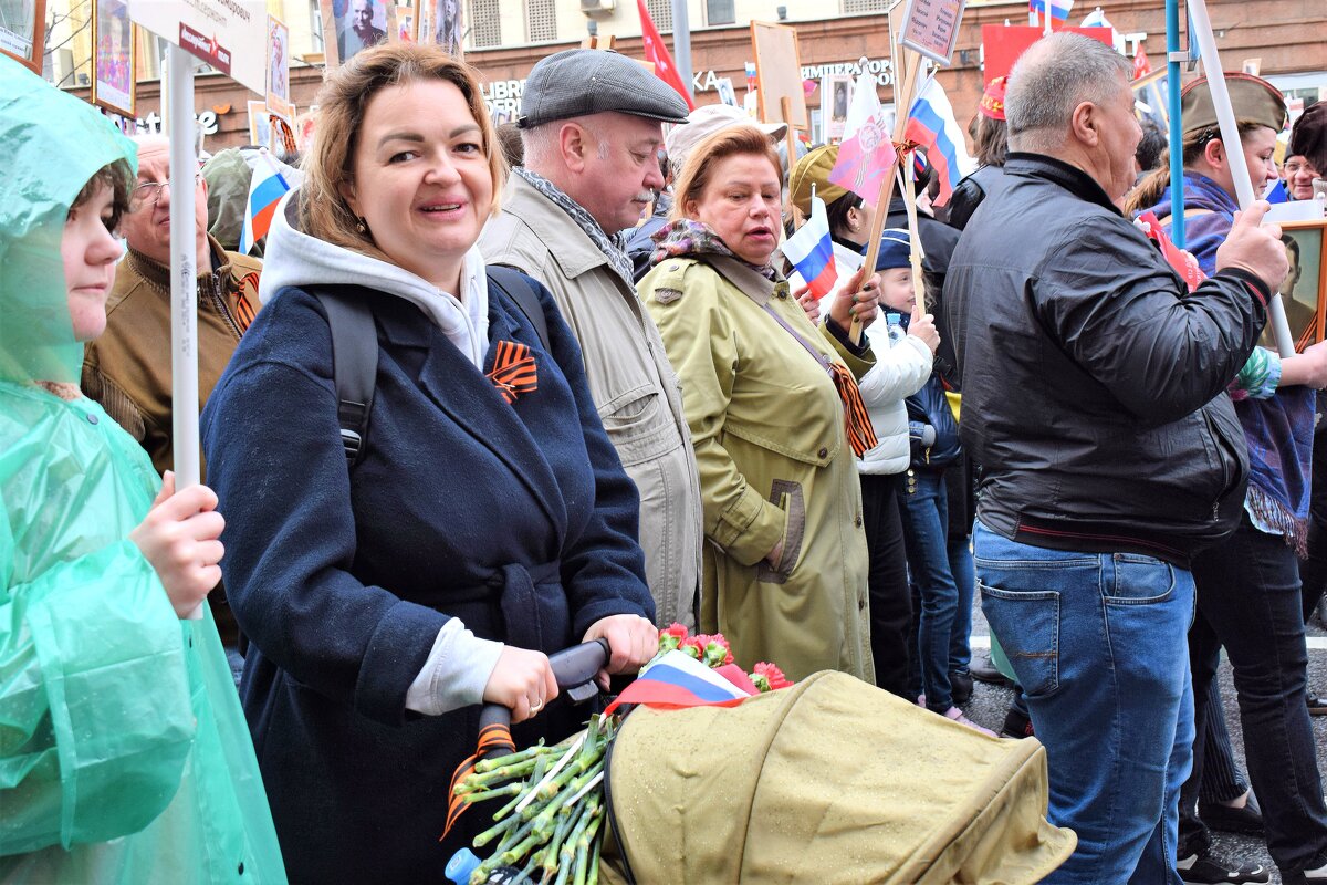 В колонне Бессмертного полка с детьми. - Татьяна Помогалова