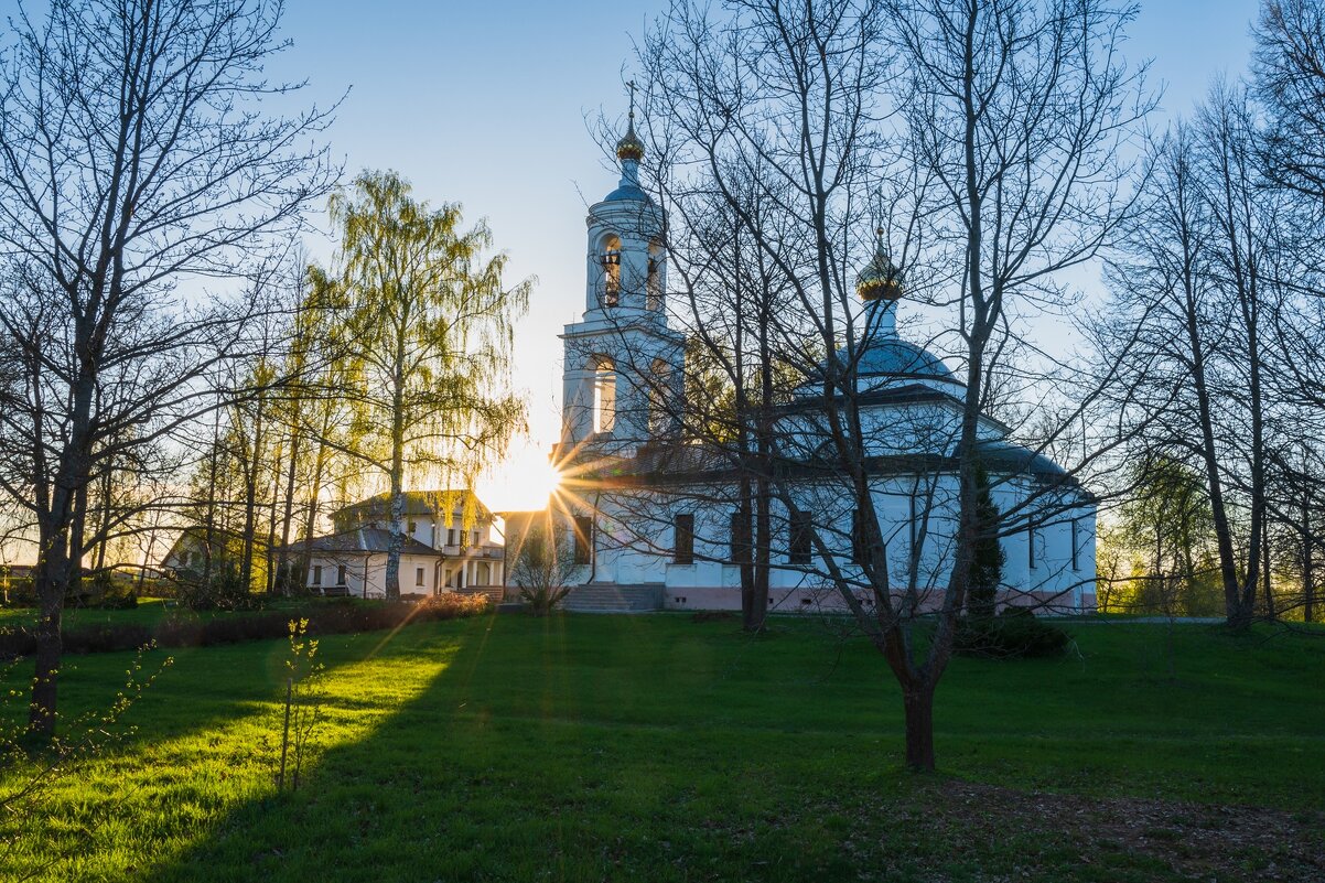 Храм Похвалы Пресвятой Богородицы на закате. - Виктор Евстратов