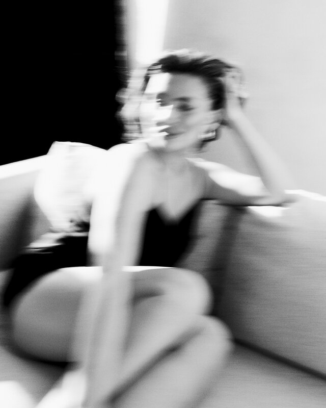 Черно-белый портрет красивой девушки в солнечной студии - Lenar Abdrakhmanov