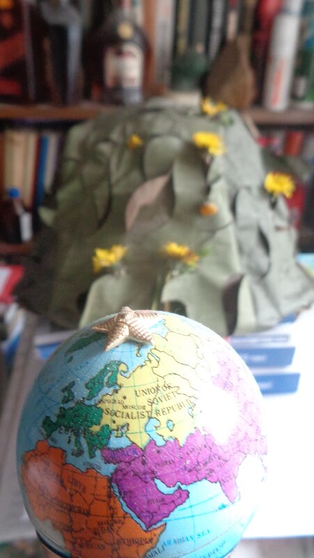 Образ мировой войны: земной шар в защитной каске... - Alex Aro Aro Алексей Арошенко