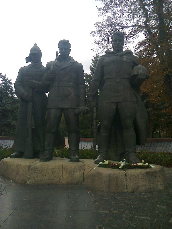 Памятник погибшим солдатам - Натали Жоля