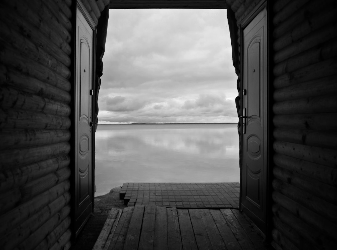 В открытую дверь... (озеро Нарочь, Беларусь) - Олег Неугодников
