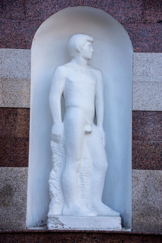 Скульптура на здании медицинского университета - Андрей Мичурин