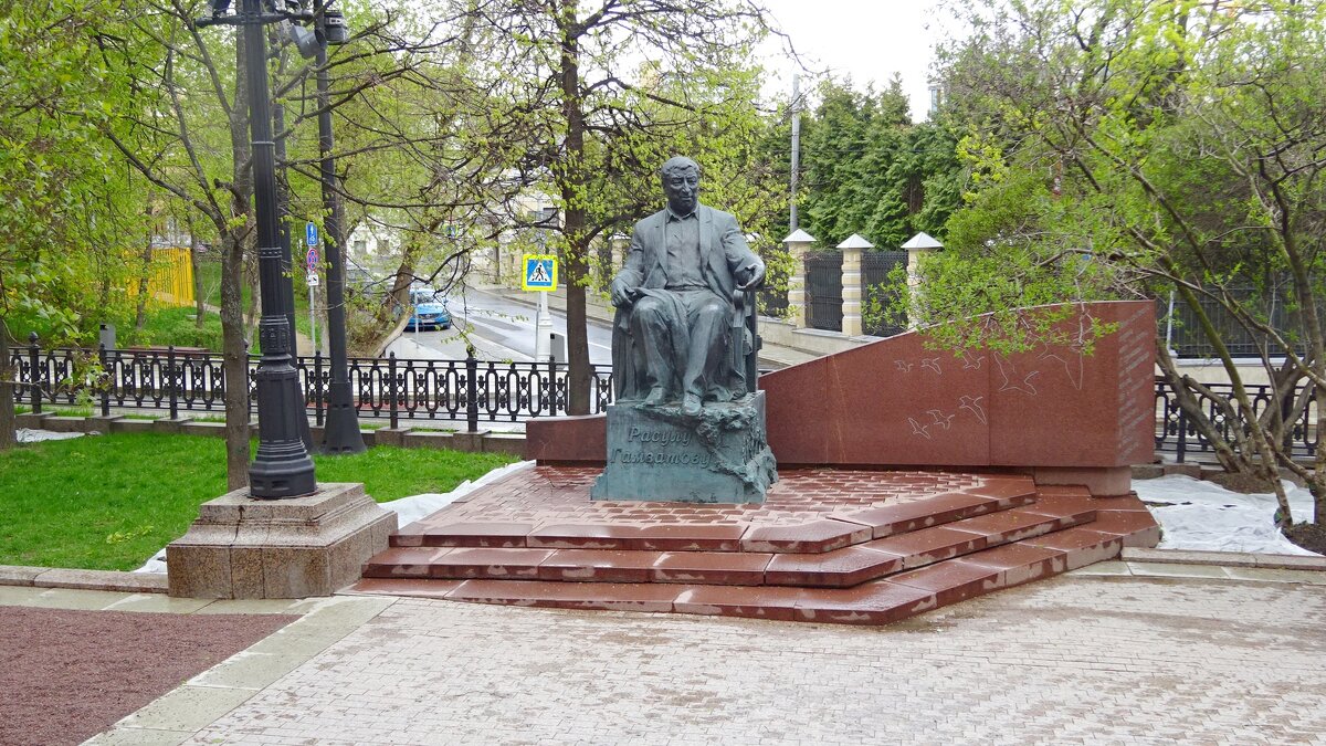 Памятник Расулу Гамзатову на Яузском бульваре - Сергей Антонов