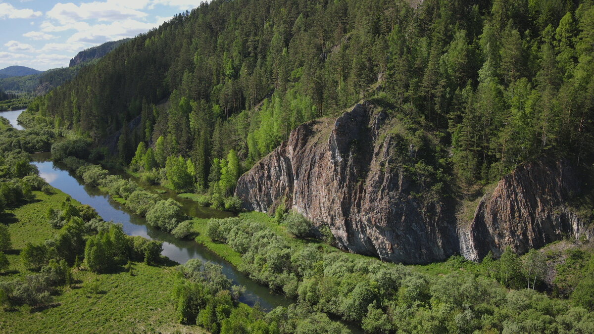 Скалы на берегах реки - Владимир 