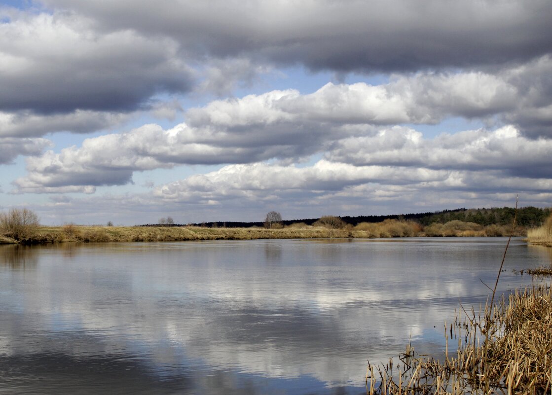 Облачный пейзаж  отражение в реке - Антонина Гугаева