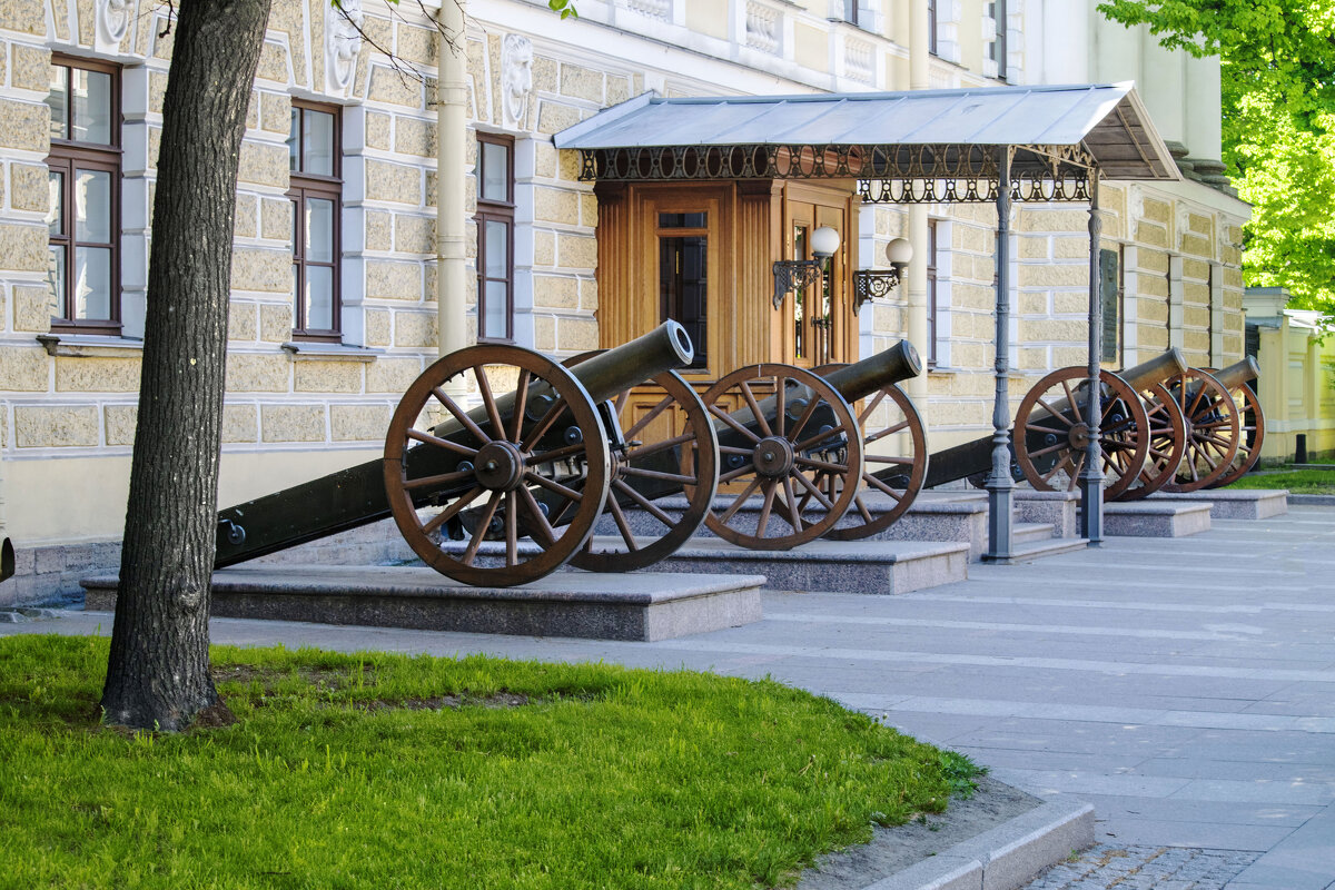 В этом здании в 1820-м году была основана Михайловская артиллерийская академия - Стальбаум Юрий 