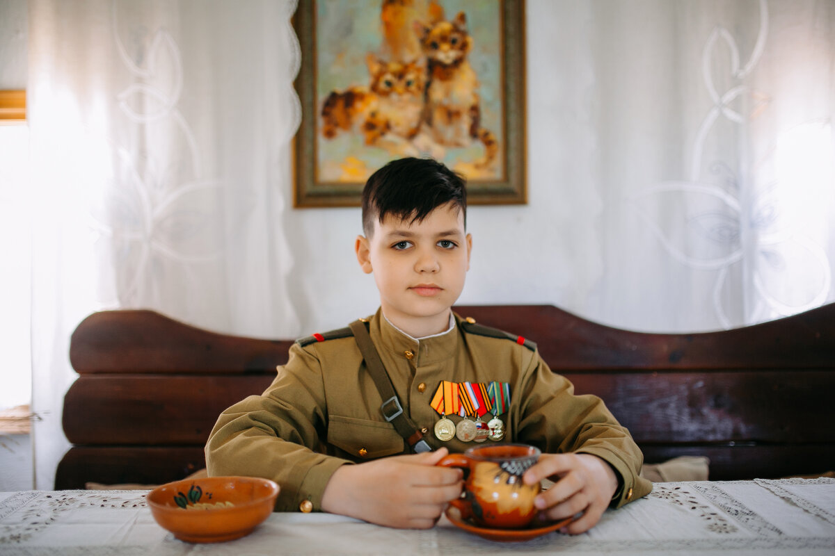 Солдат за столом - Евгений Николаев