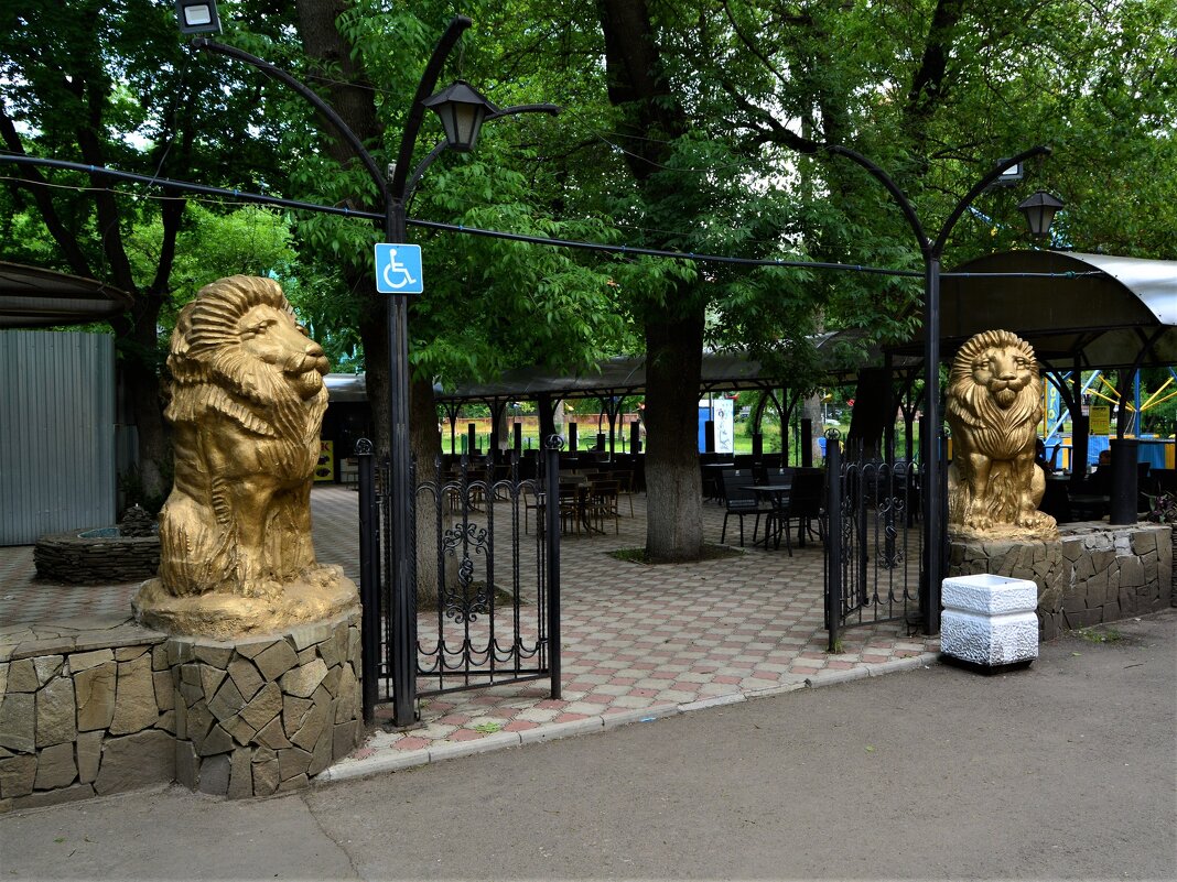 Ростов-на-Дону. Скульптуры львов в парке им. Н. Островского. - Пётр Чернега