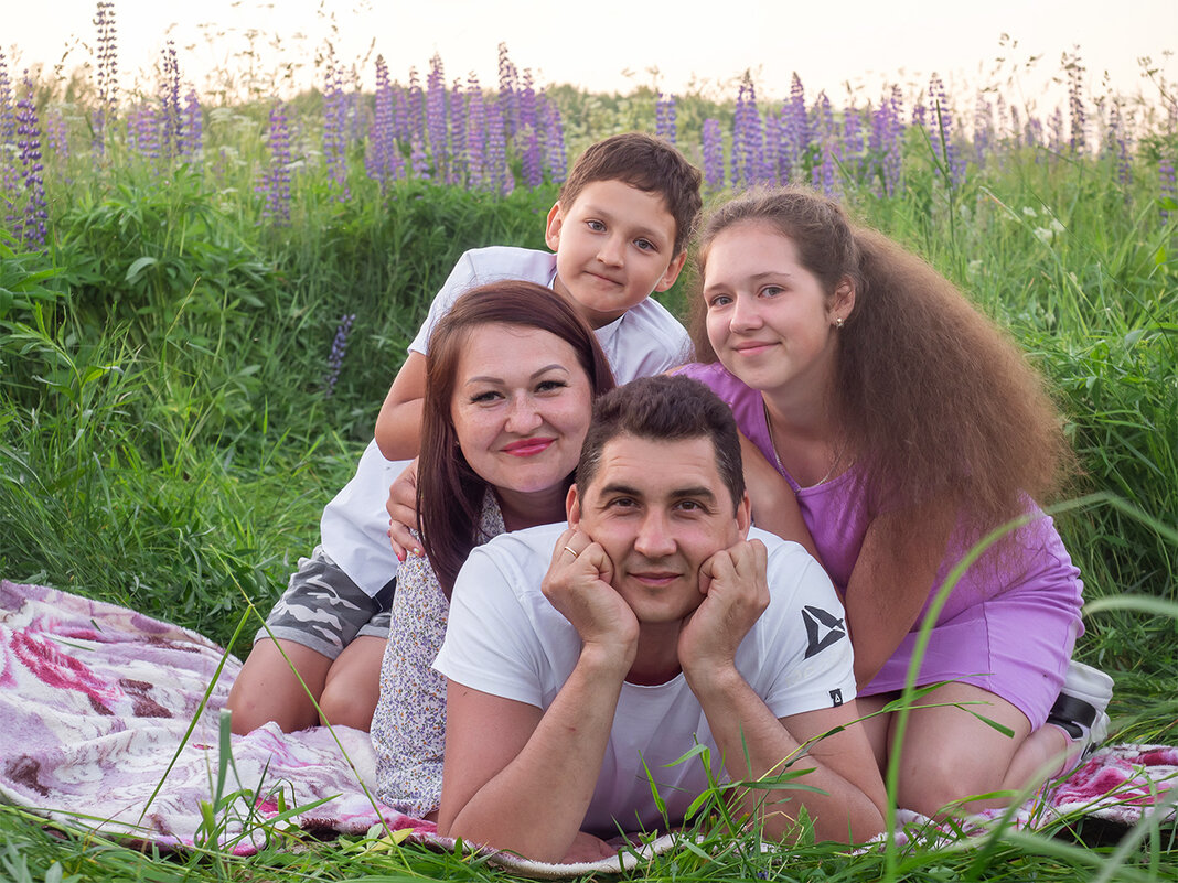 Семейная фотосессия в люпинах - Валерий Гришин