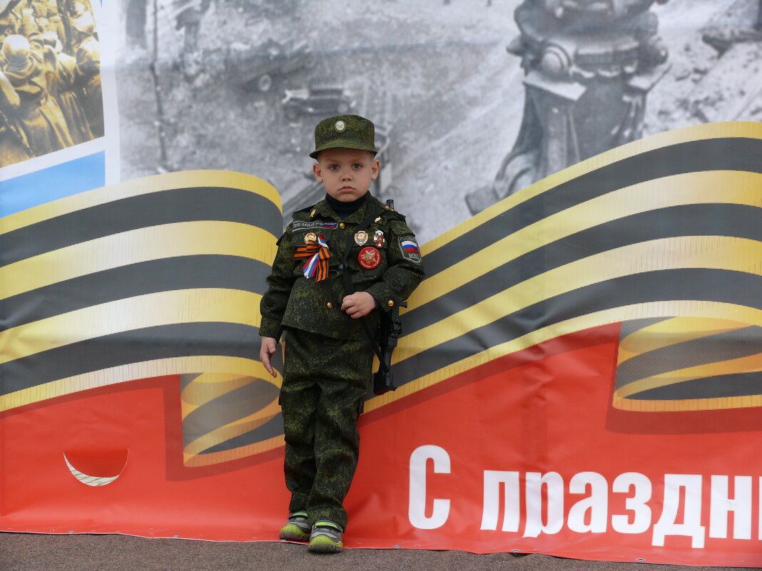 Мальчик в военной форме - Евгений Николаев