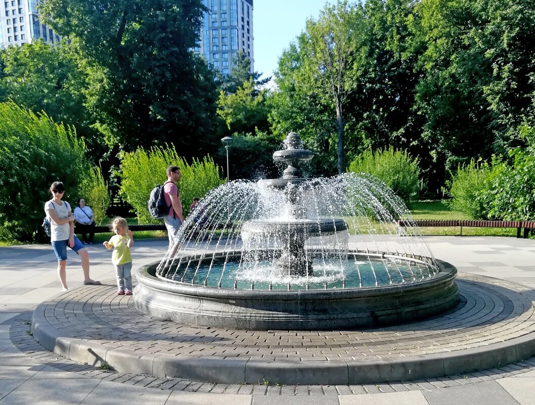 У фонтана вв парке «Сад будущего» - Ольга Довженко