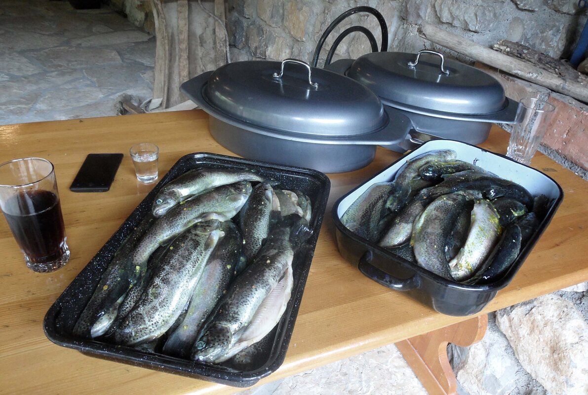 Готовится угощение для туристов на Черногорской ферме. - Любовь Зинченко 