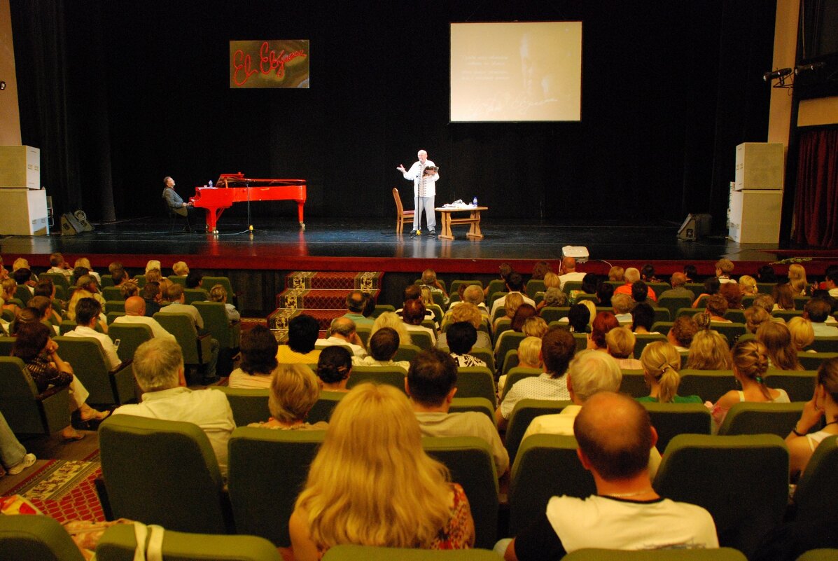 Зал в Витебске, где выступает Евгений Евтушенко.  11 июля 2009 года. - Юрий Иванов